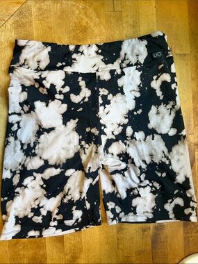 LICI High-Rise Tie-Dye Bike Shorts in Black and White